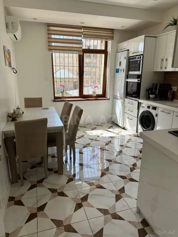 Satılır 4 otaqlı mənzil 145 m²