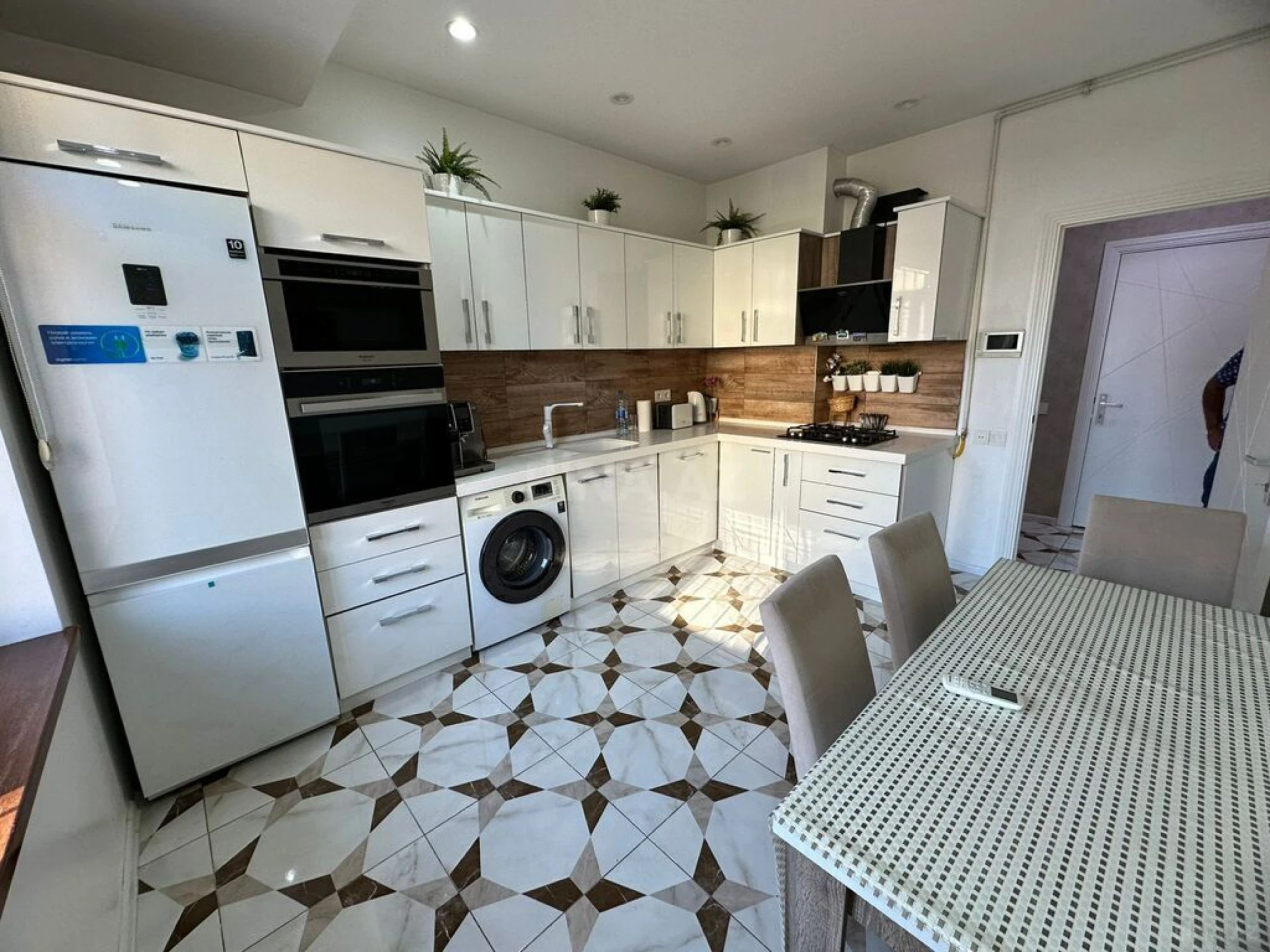 Satılır 4 otaqlı mənzil 145 m²