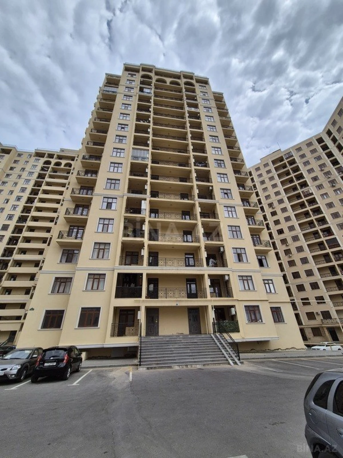 Satılır 4 otaqlı mənzil 135 m²