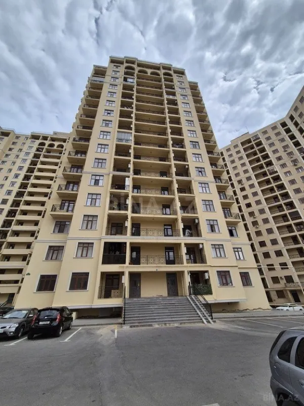 Satılır 4 otaqlı mənzil 135 m²