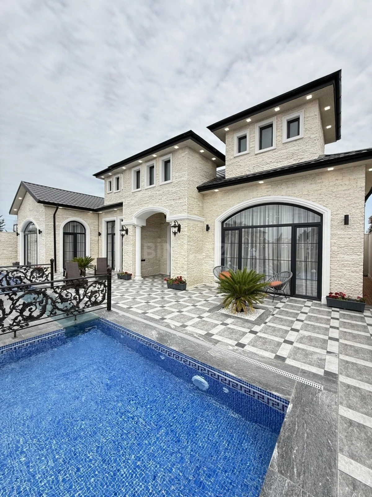 Satılır 5 otaqlı həyət evi 400 m²