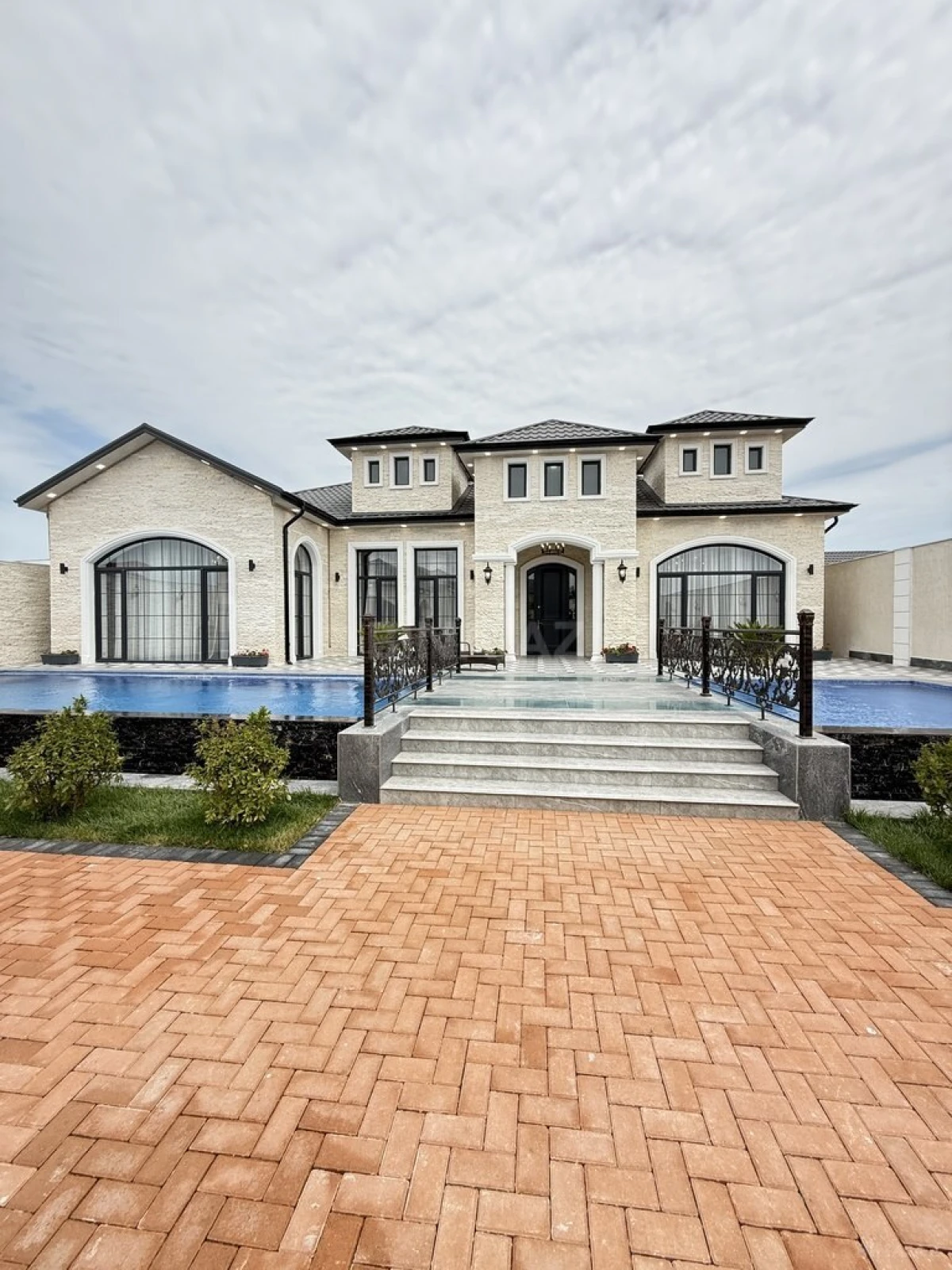 Satılır 5 otaqlı həyət evi 400 m²