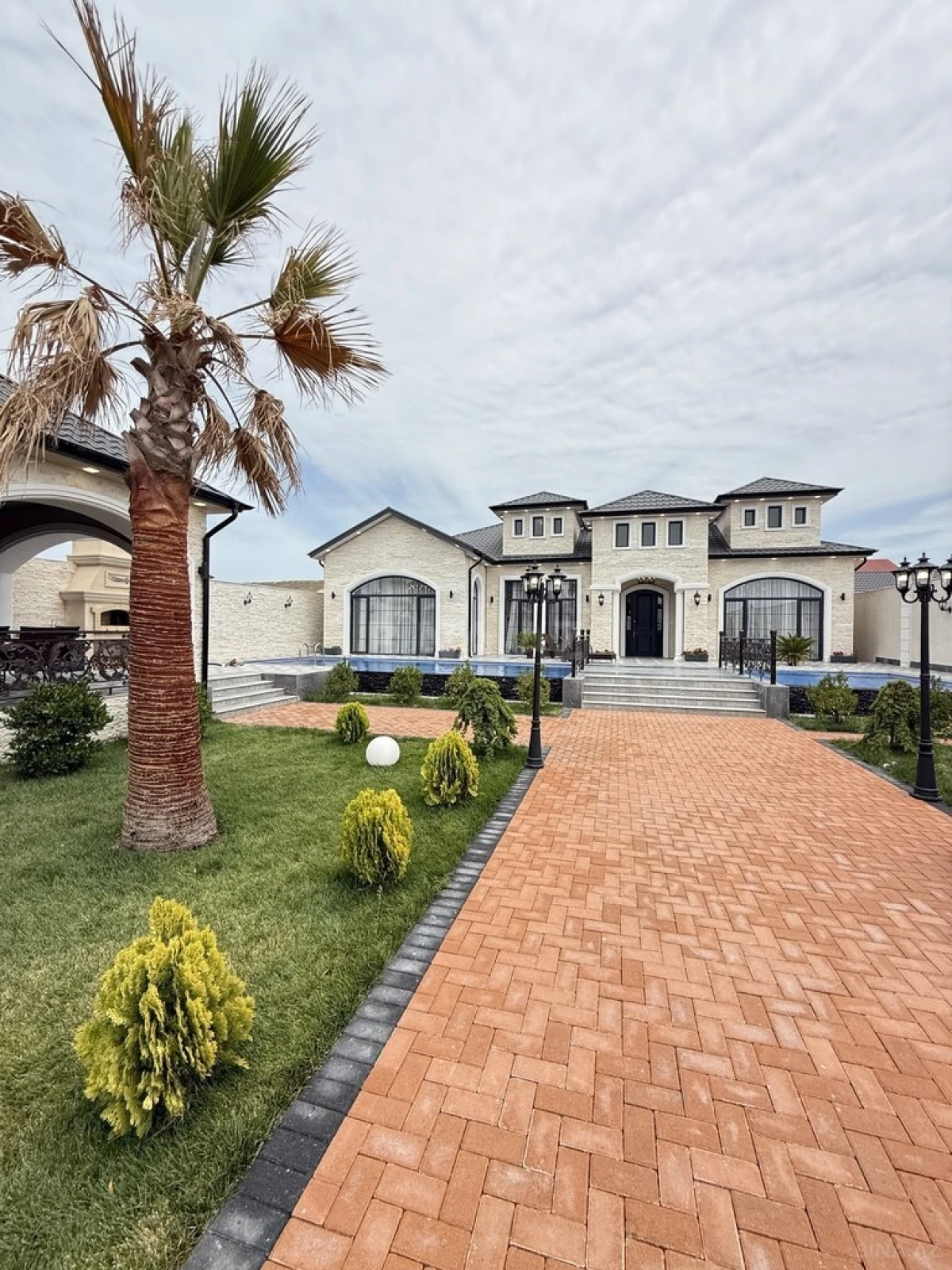 Satılır 5 otaqlı həyət evi 400 m²