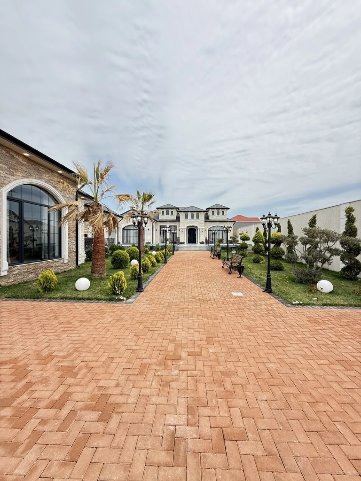 Satılır 5 otaqlı həyət evi 400 m²