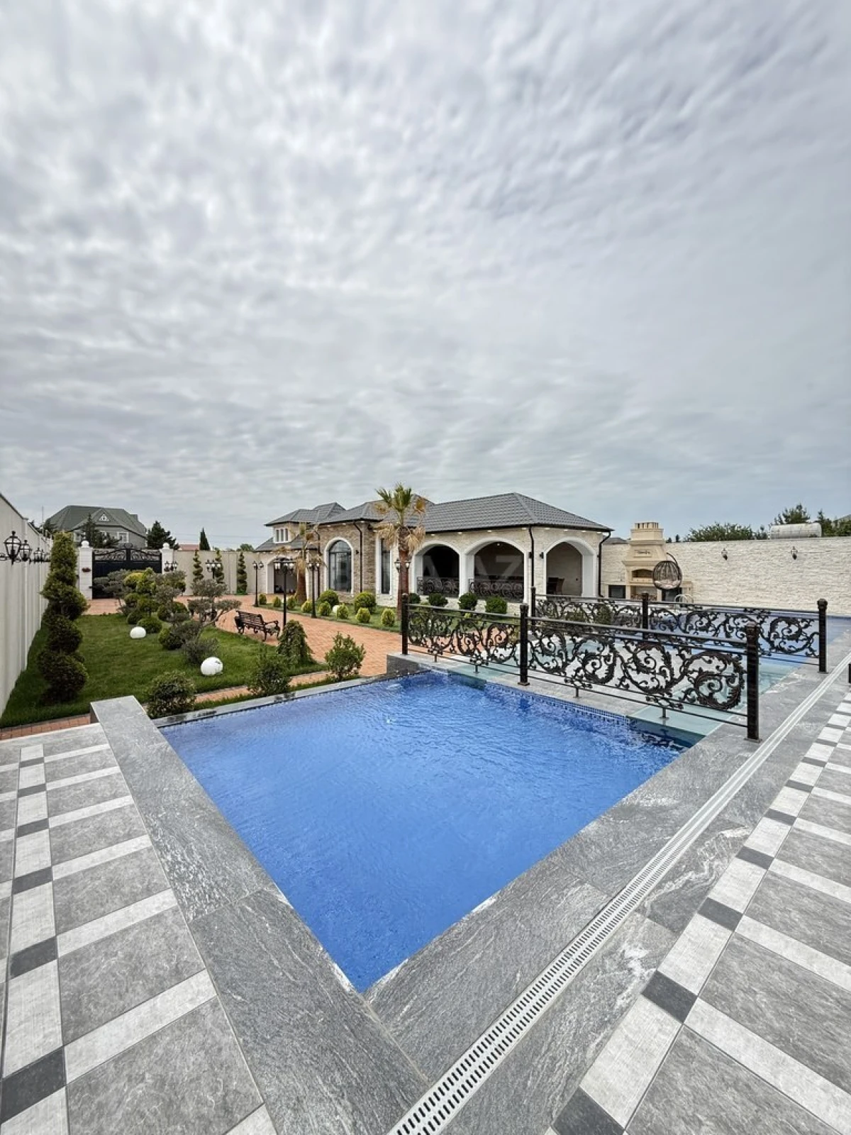 Satılır 5 otaqlı həyət evi 400 m²