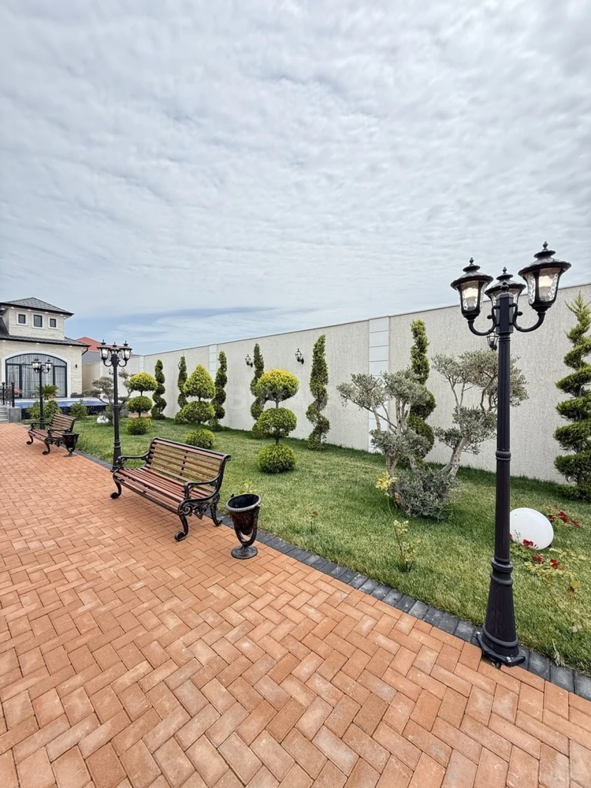 Satılır 5 otaqlı həyət evi 400 m²