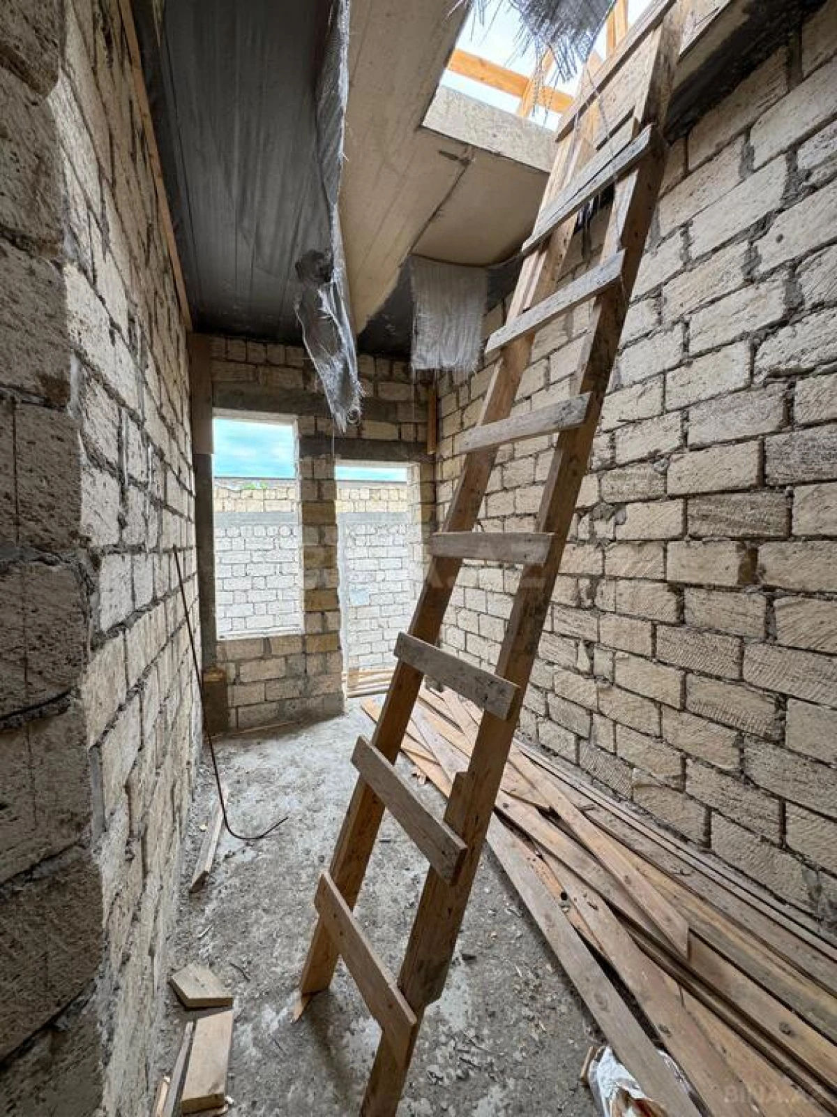 Satılır 5 otaqlı həyət evi 230 m²