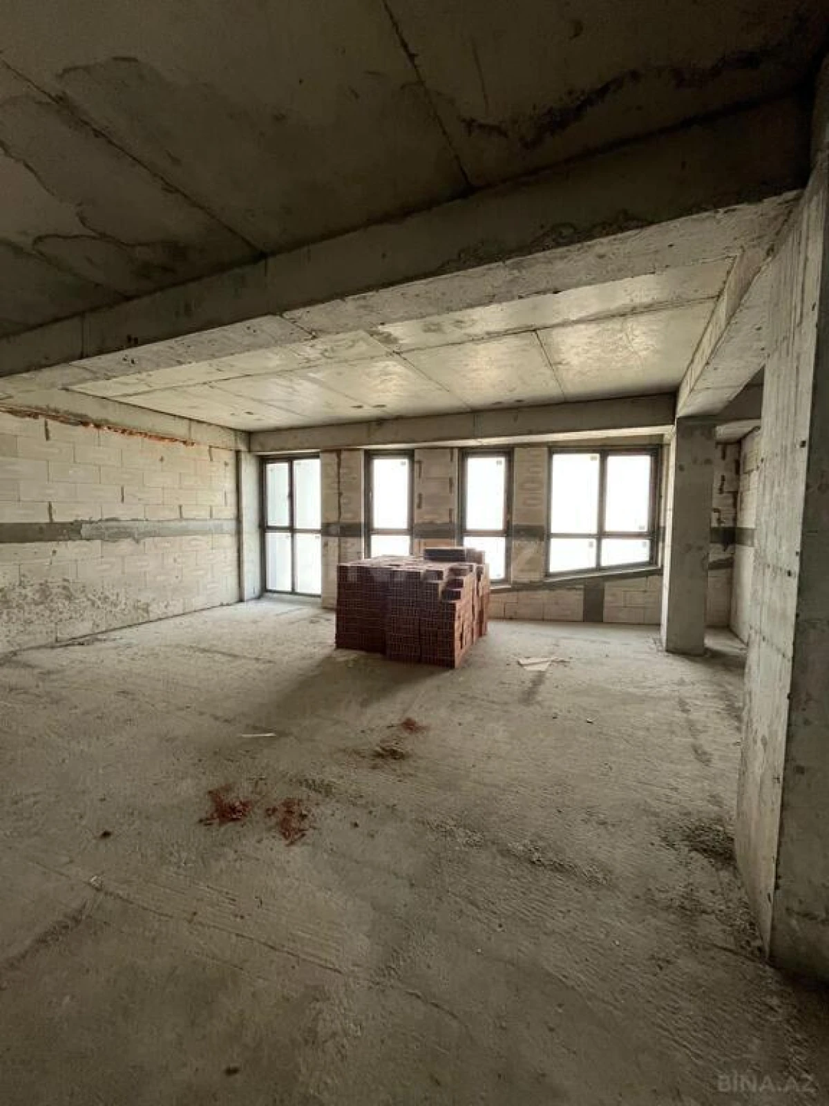 Satılır 5 otaqlı mənzil 259 m²