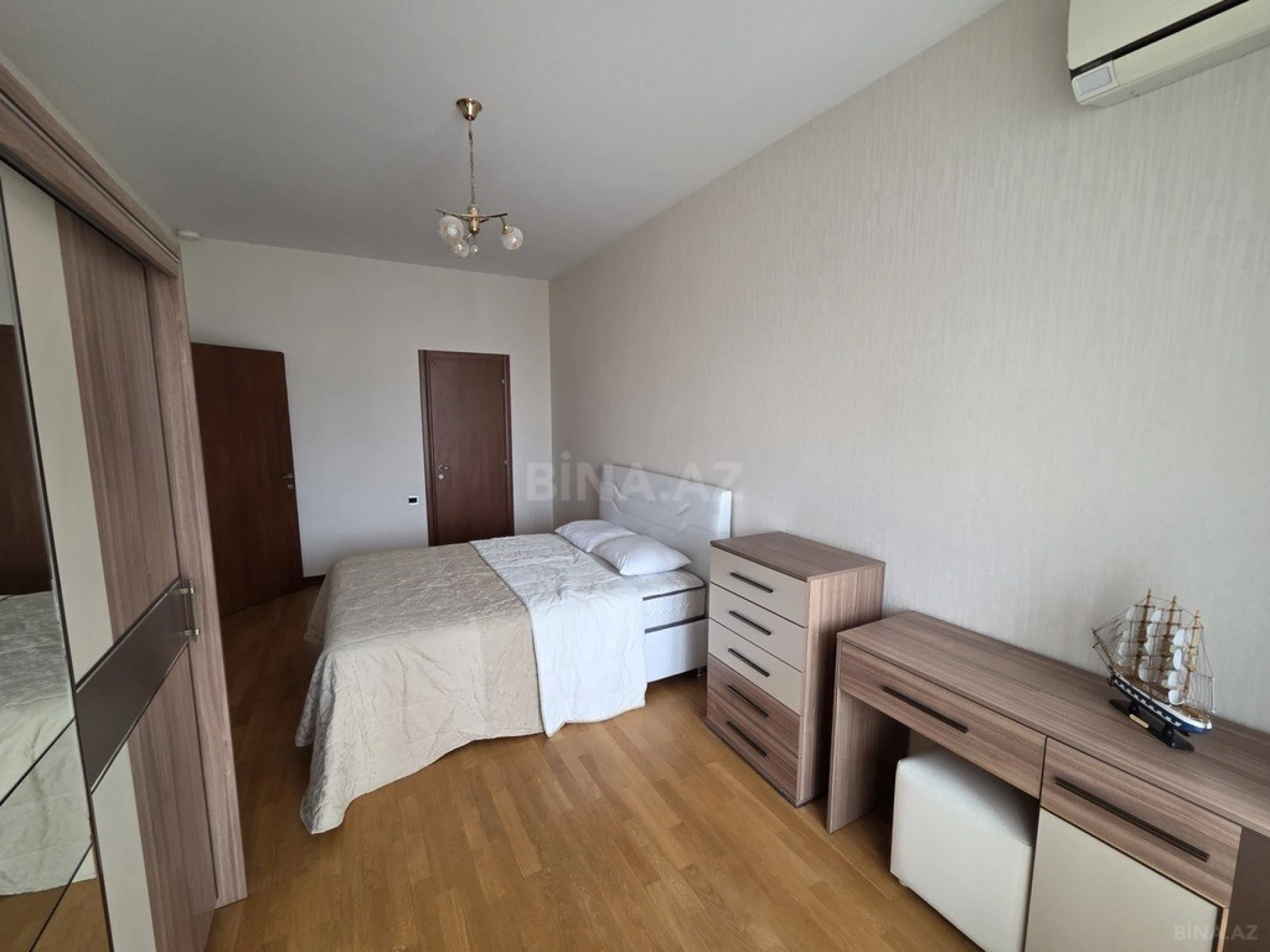 Satılır 3 otaqlı mənzil 160 m²