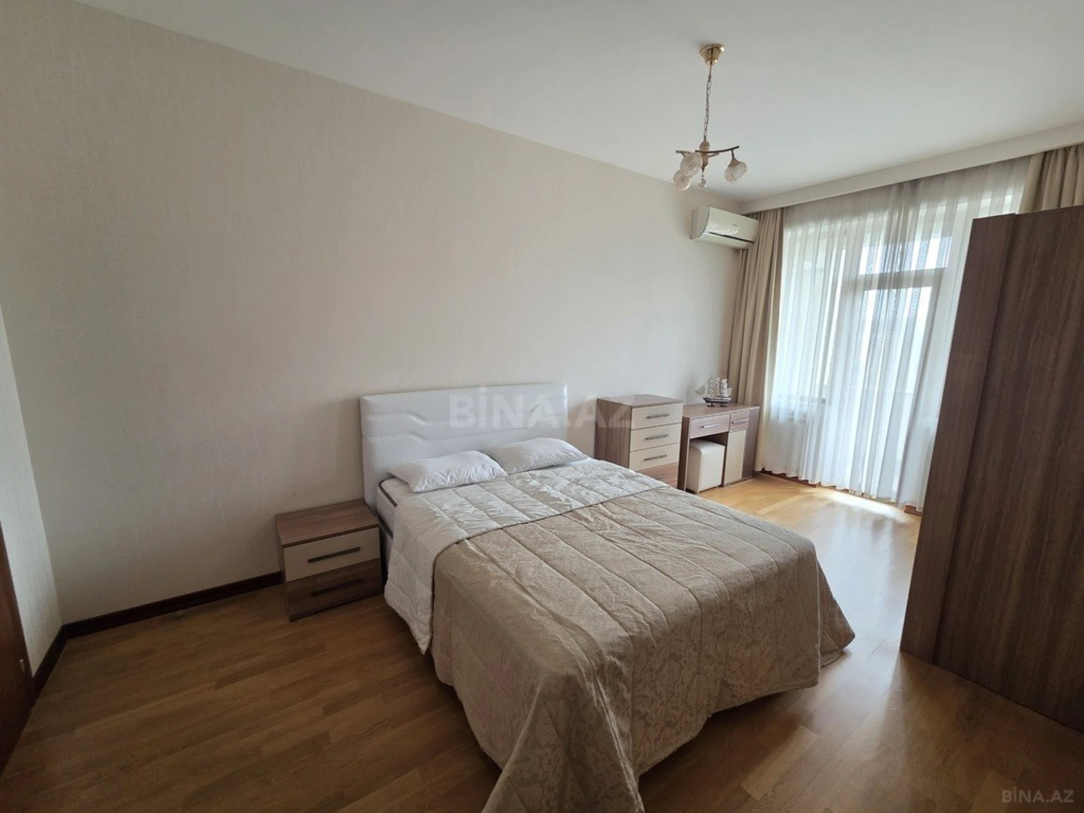 Satılır 3 otaqlı mənzil 160 m²