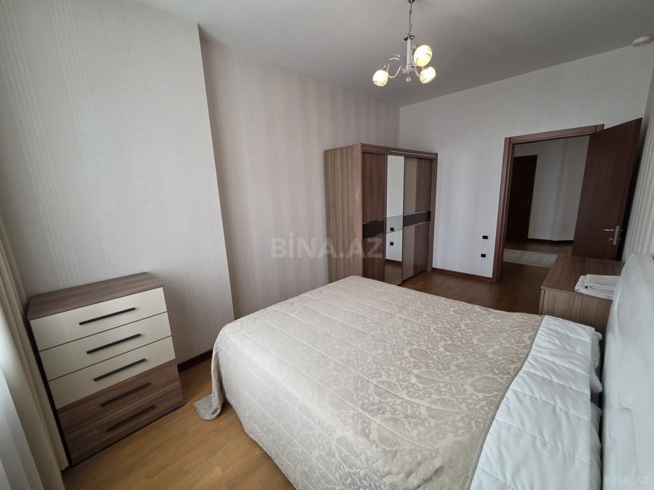 Satılır 3 otaqlı mənzil 160 m²