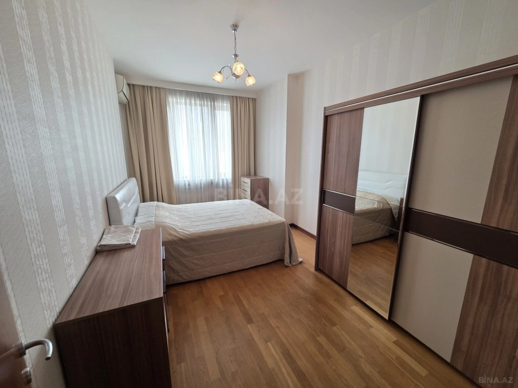 Satılır 3 otaqlı mənzil 160 m²