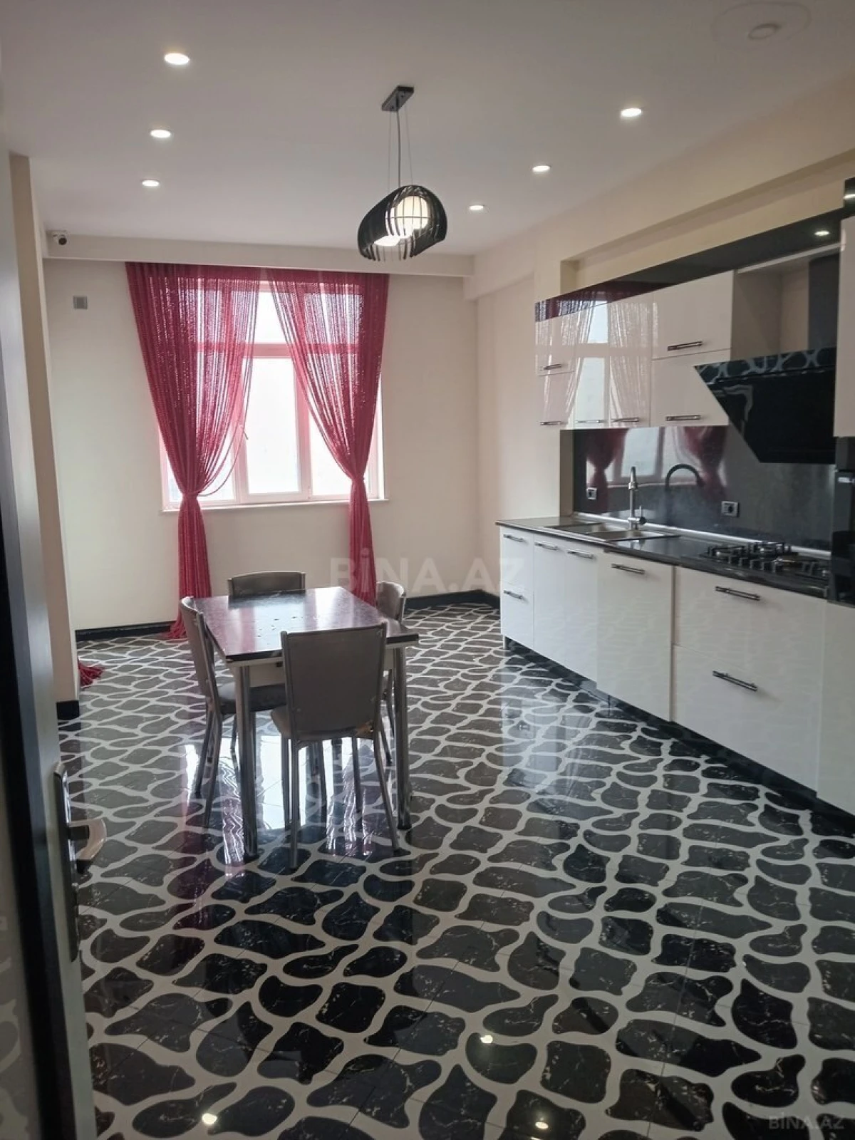 Satılır 3 otaqlı mənzil 140 m²