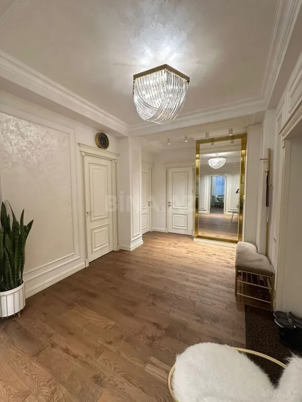 Satılır 4 otaqlı mənzil 155 m²