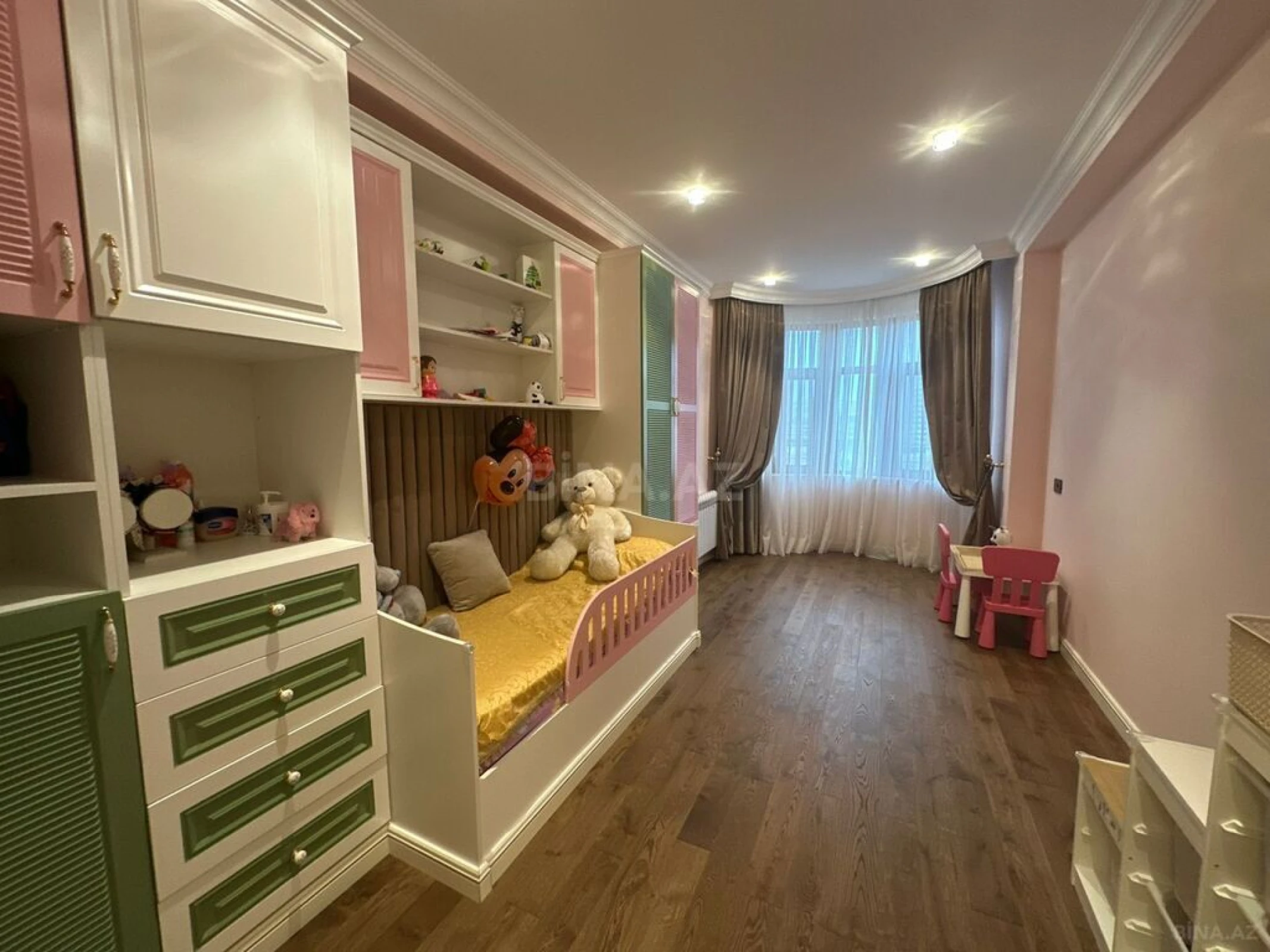 Satılır 4 otaqlı mənzil 155 m²