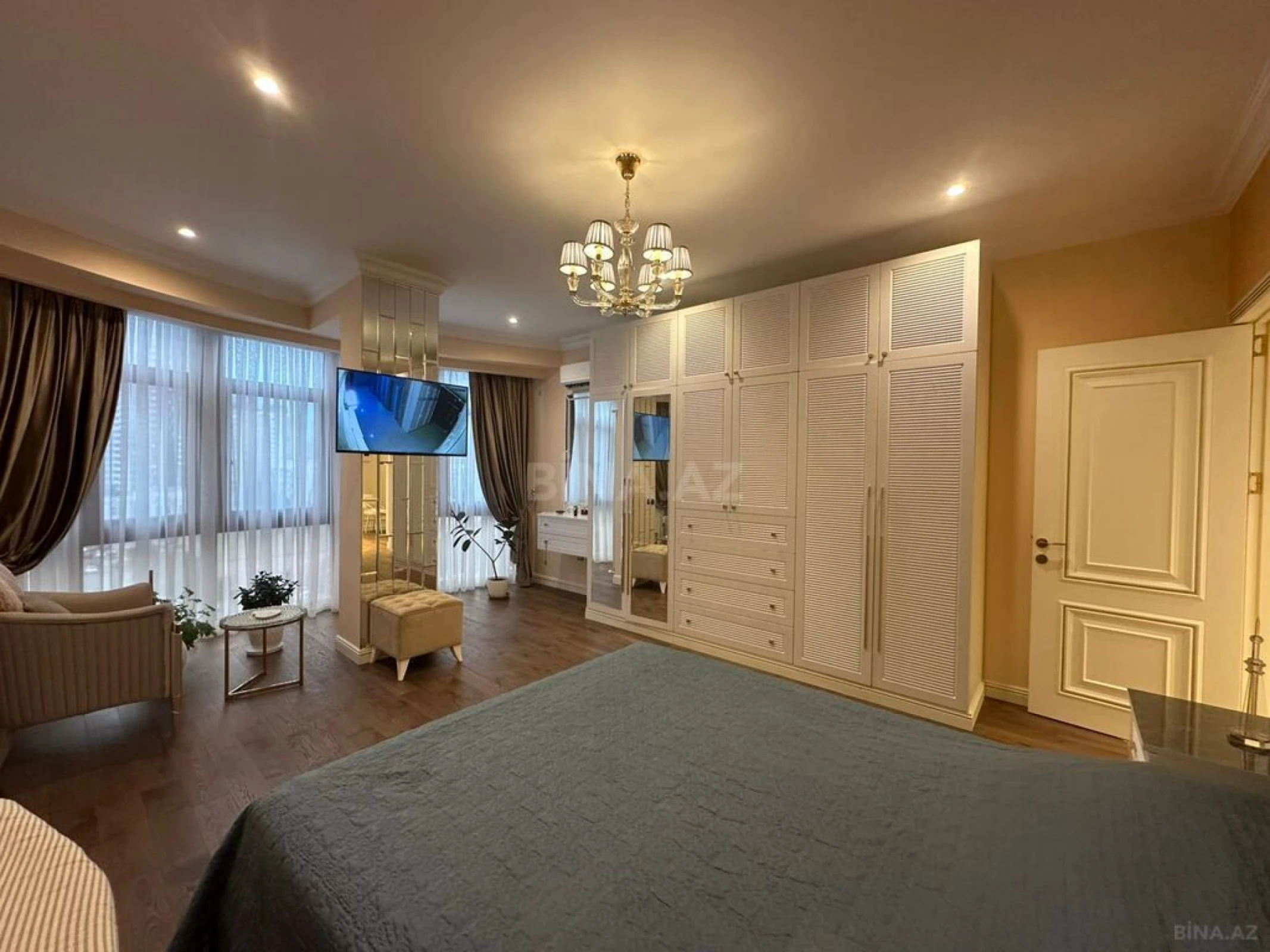 Satılır 4 otaqlı mənzil 155 m²