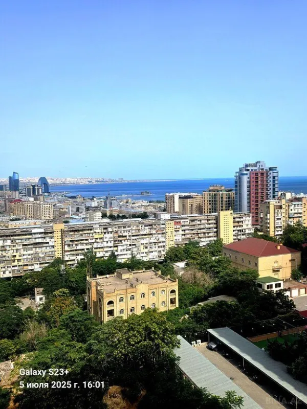 Satılır 4 otaqlı mənzil 180 m²