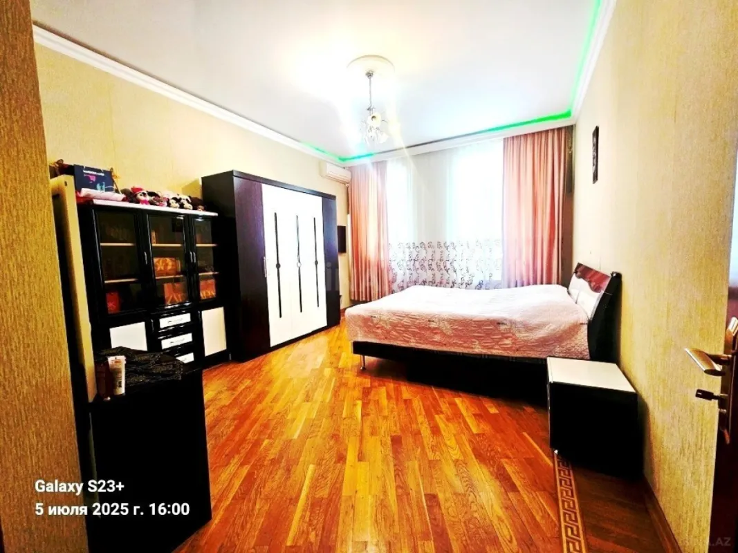 Satılır 4 otaqlı mənzil 180 m²