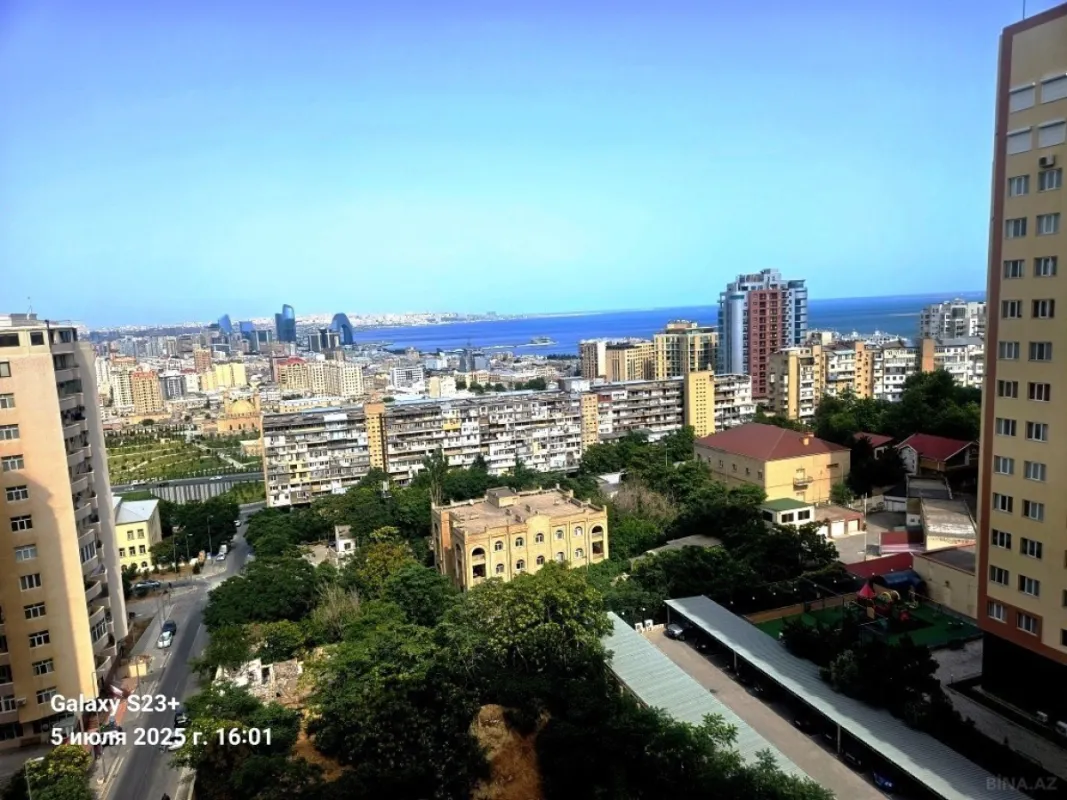 Satılır 4 otaqlı mənzil 180 m²