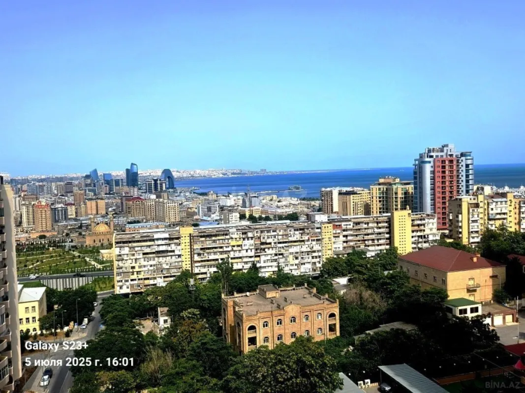 Satılır 4 otaqlı mənzil 180 m²