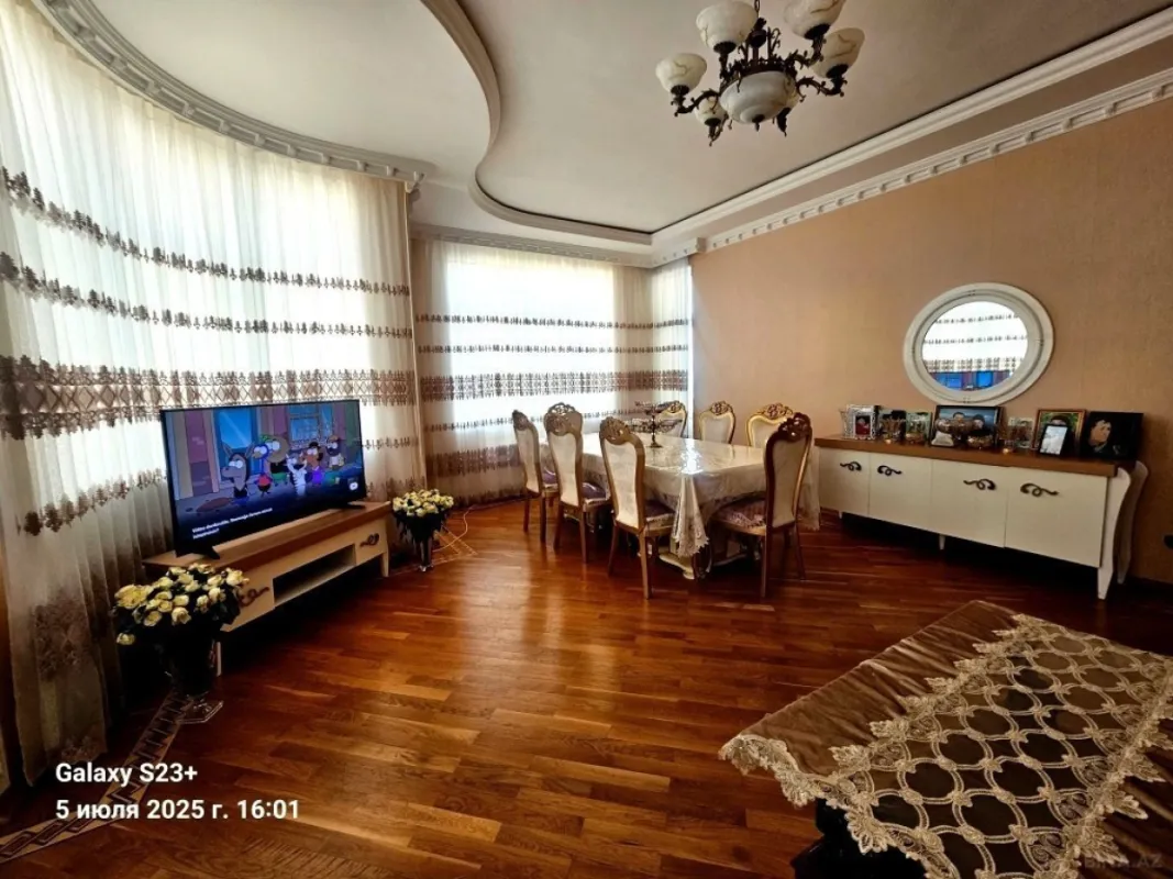 Satılır 4 otaqlı mənzil 180 m²