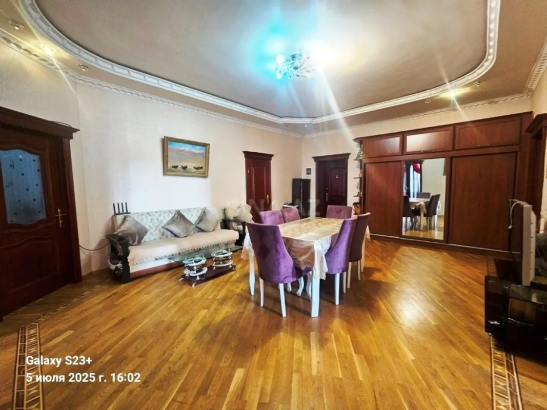 Satılır 4 otaqlı mənzil 180 m²