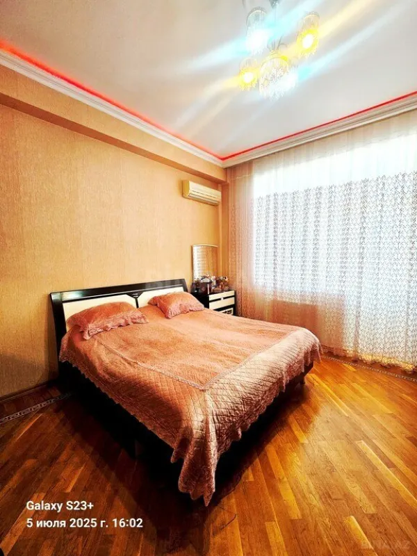 Satılır 4 otaqlı mənzil 180 m²