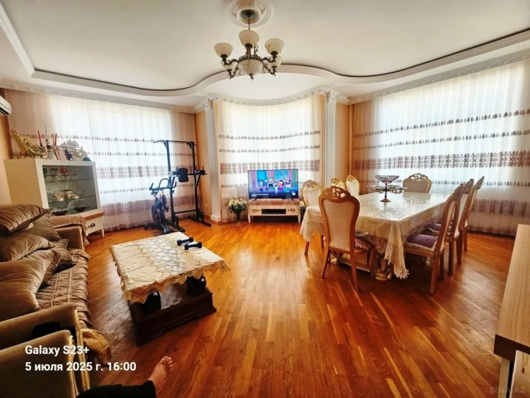 Satılır 4 otaqlı mənzil 180 m²