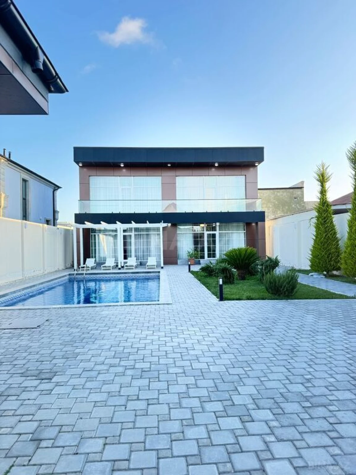 Satılır 5 otaqlı həyət evi 330 m²