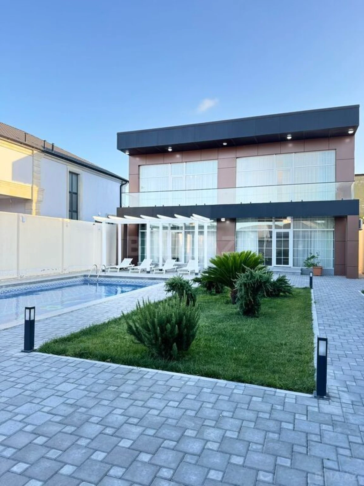 Satılır 5 otaqlı həyət evi 330 m²