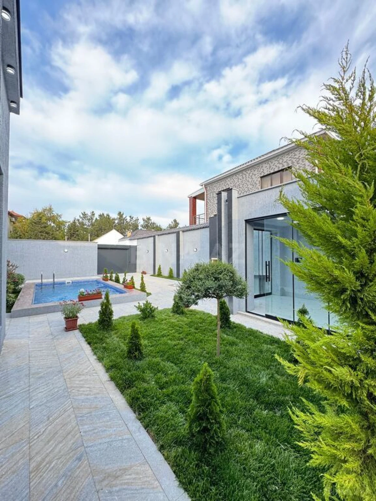 Satılır 4 otaqlı həyət evi 160 m²