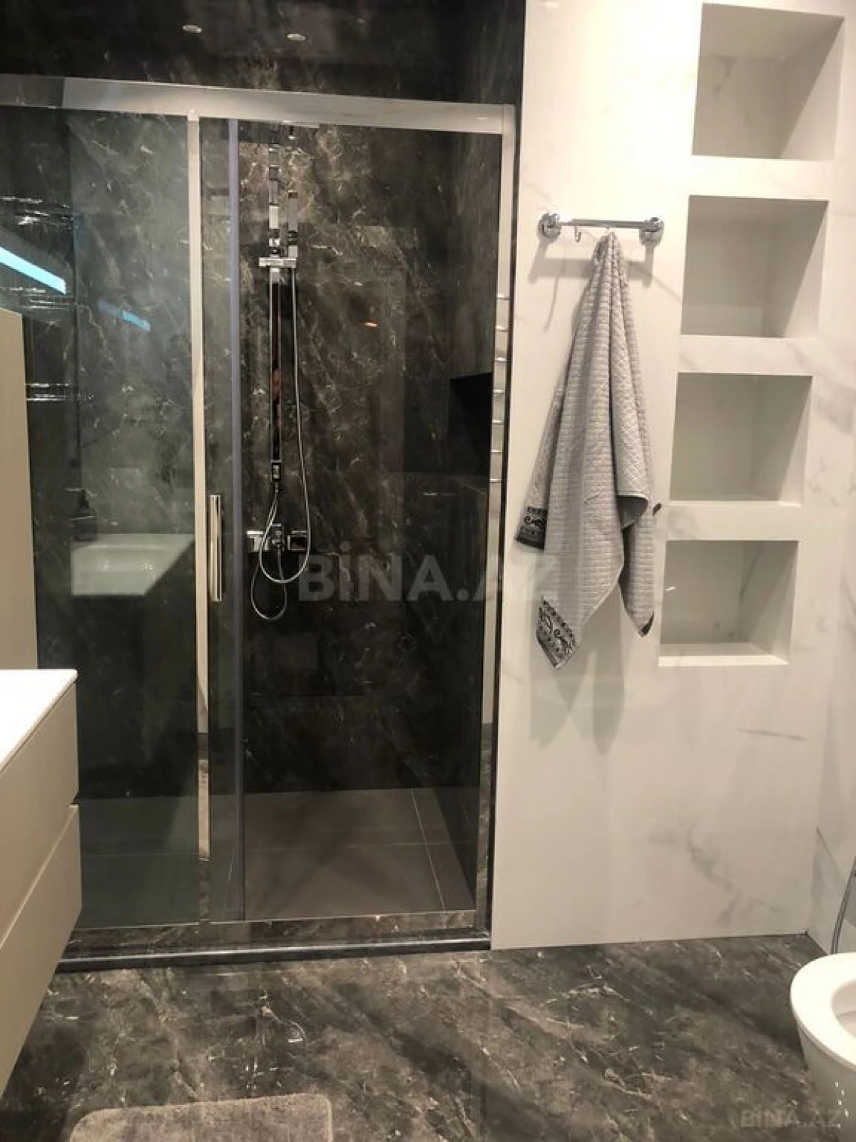 Satılır 4 otaqlı mənzil 126 m²