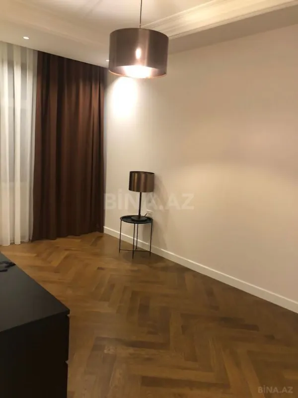 Satılır 4 otaqlı mənzil 126 m²