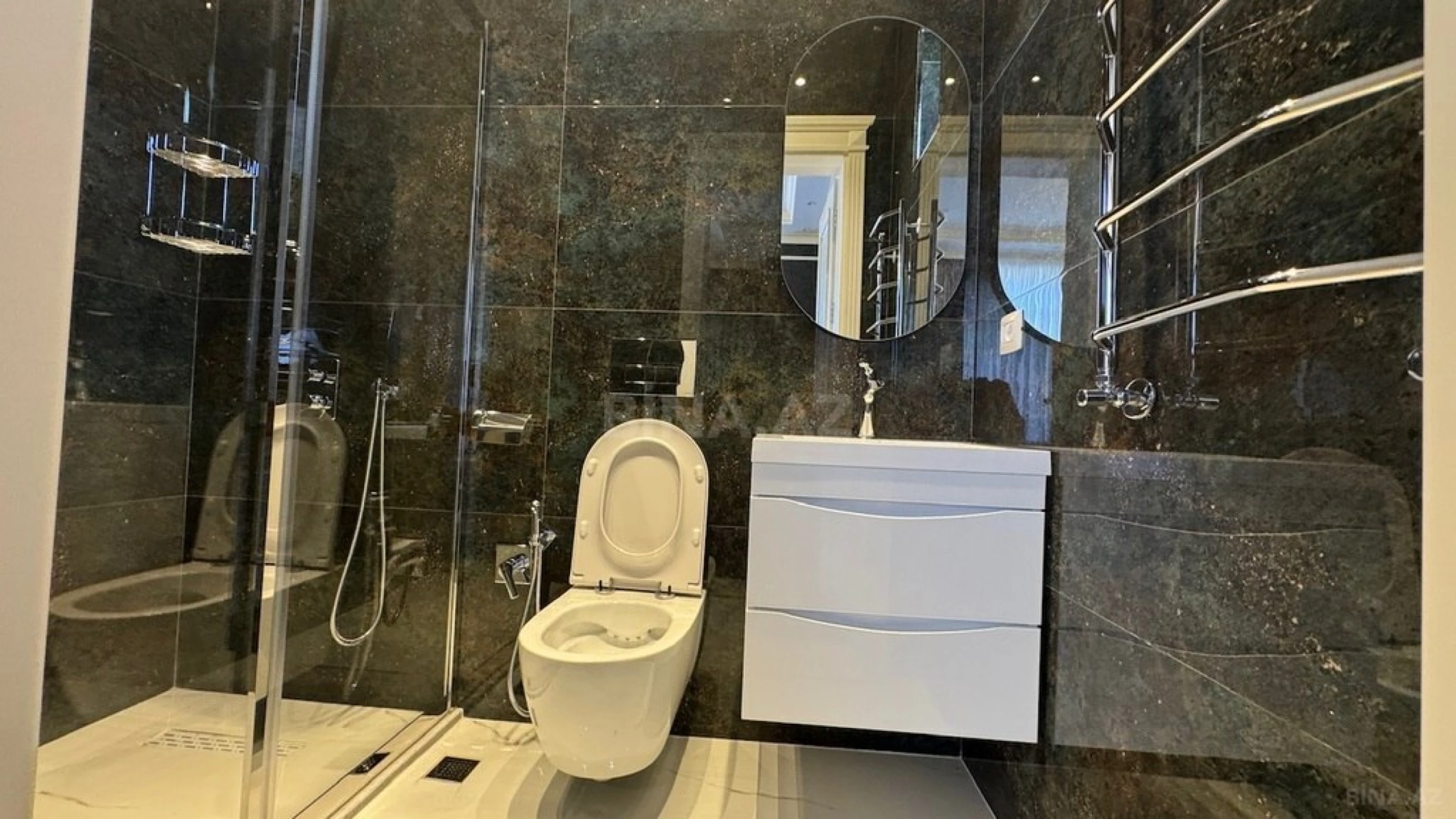 Satılır 5 otaqlı həyət evi 500 m²