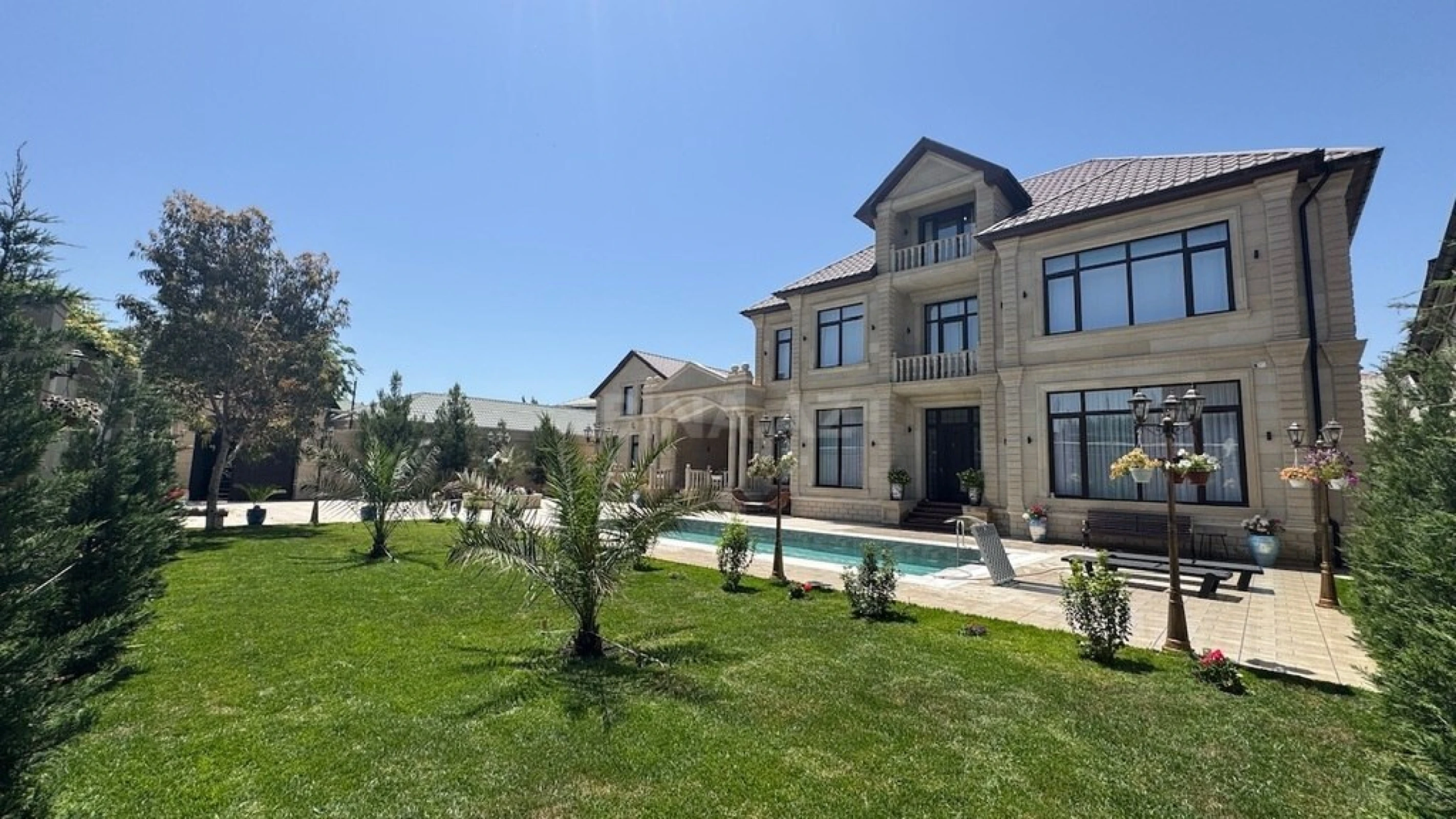 Satılır 5 otaqlı həyət evi 500 m²