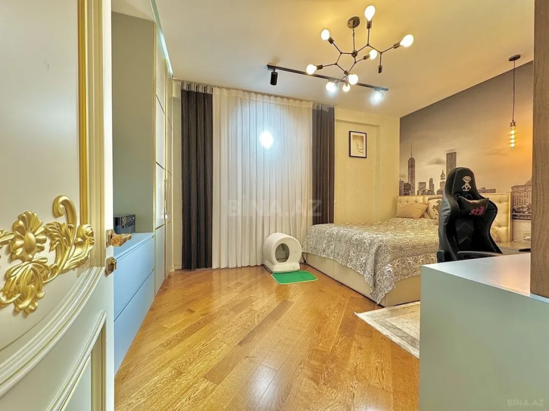 Satılır 4 otaqlı mənzil 220 m²