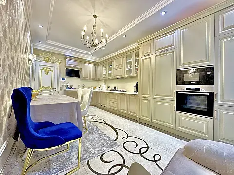 Satılır 4 otaqlı mənzil 220 m²