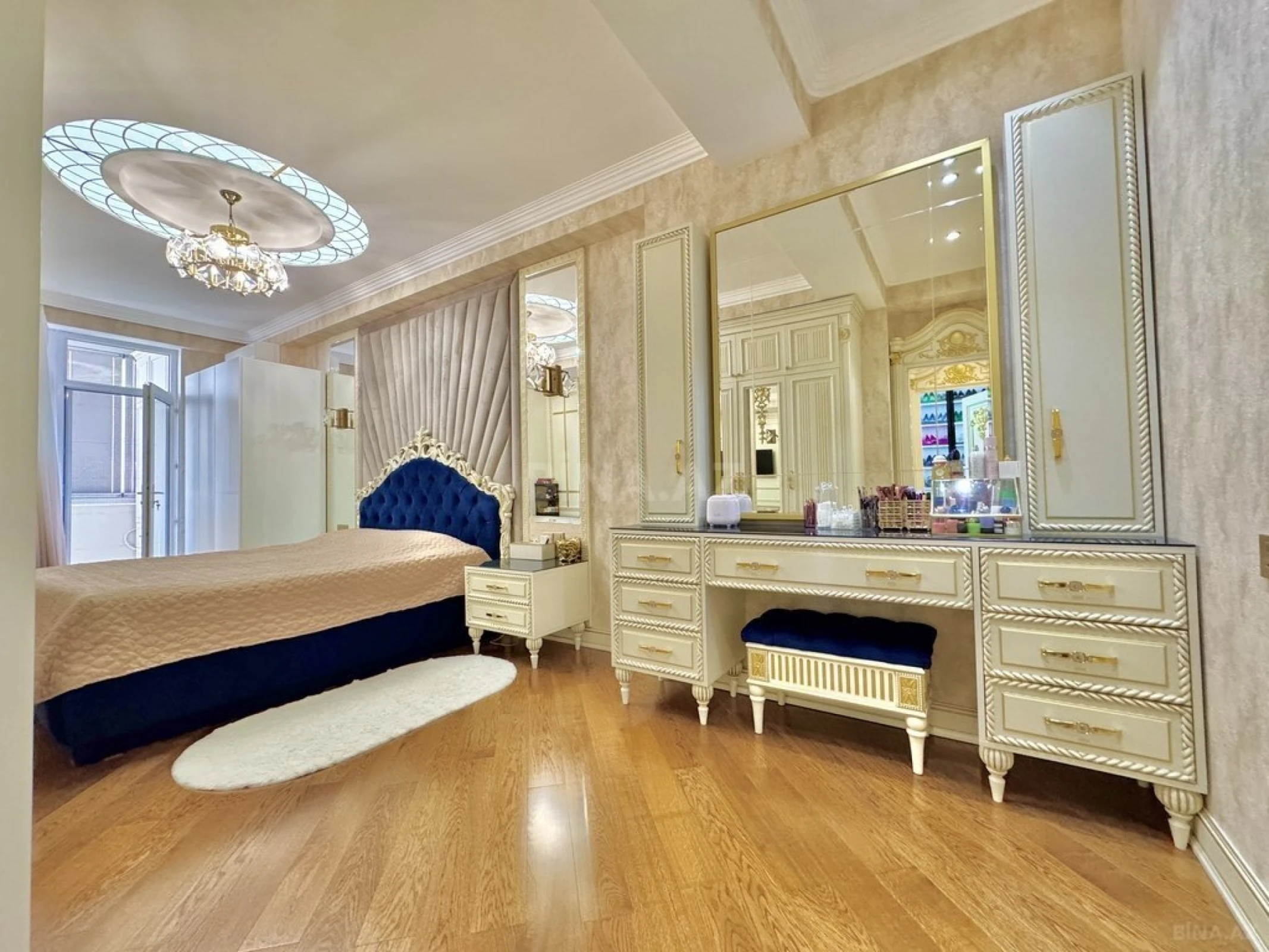 Satılır 4 otaqlı mənzil 220 m²