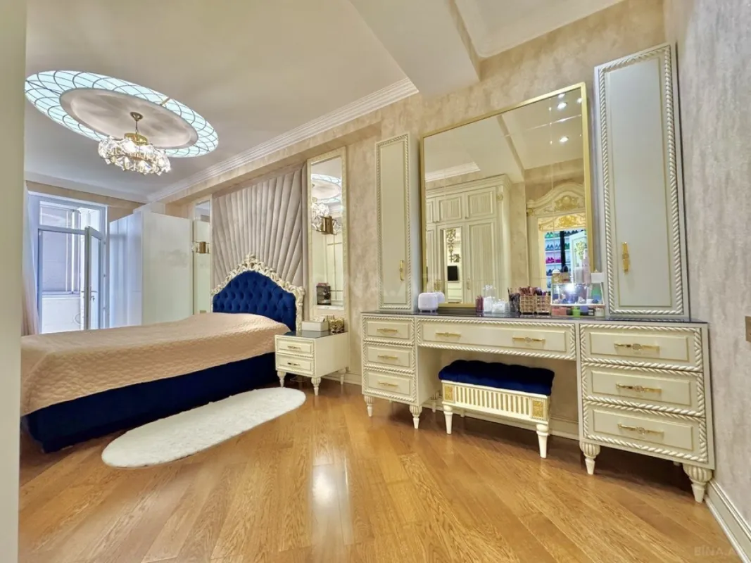 Satılır 4 otaqlı mənzil 220 m²