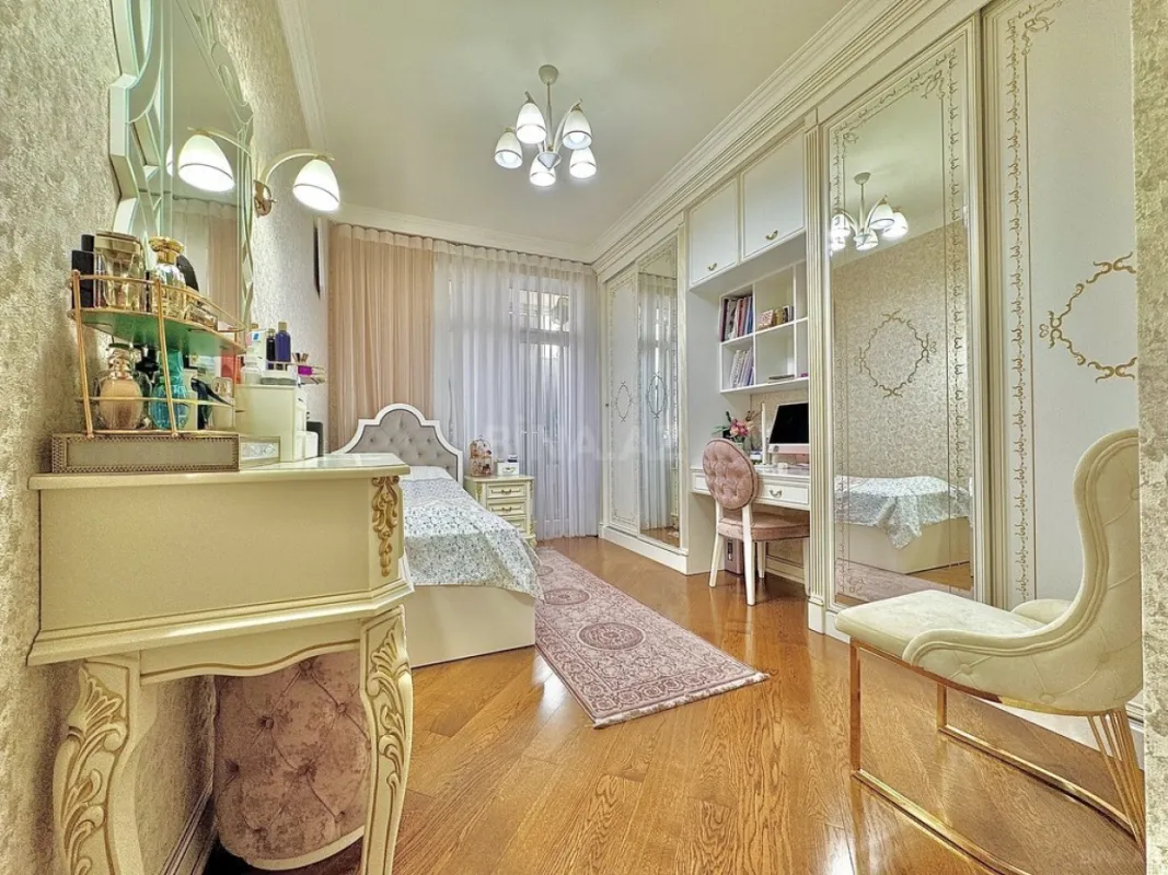 Satılır 4 otaqlı mənzil 220 m²
