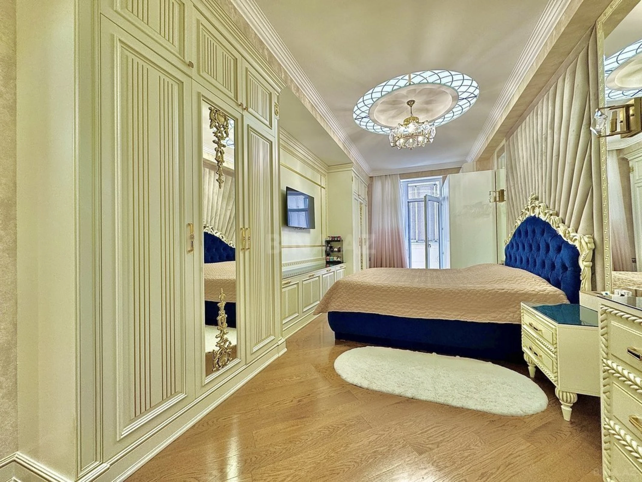 Satılır 4 otaqlı mənzil 220 m²