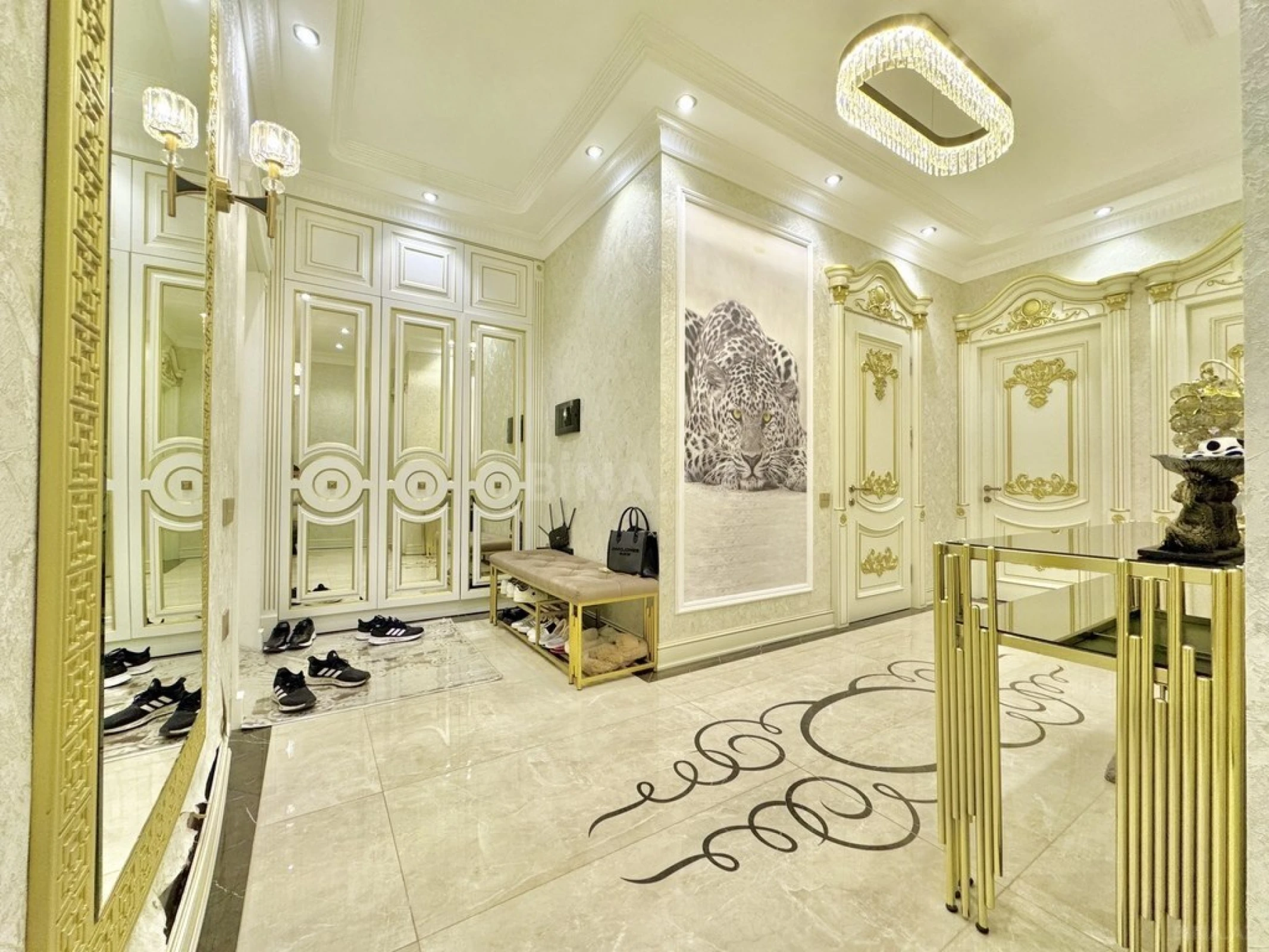 Satılır 4 otaqlı mənzil 220 m²