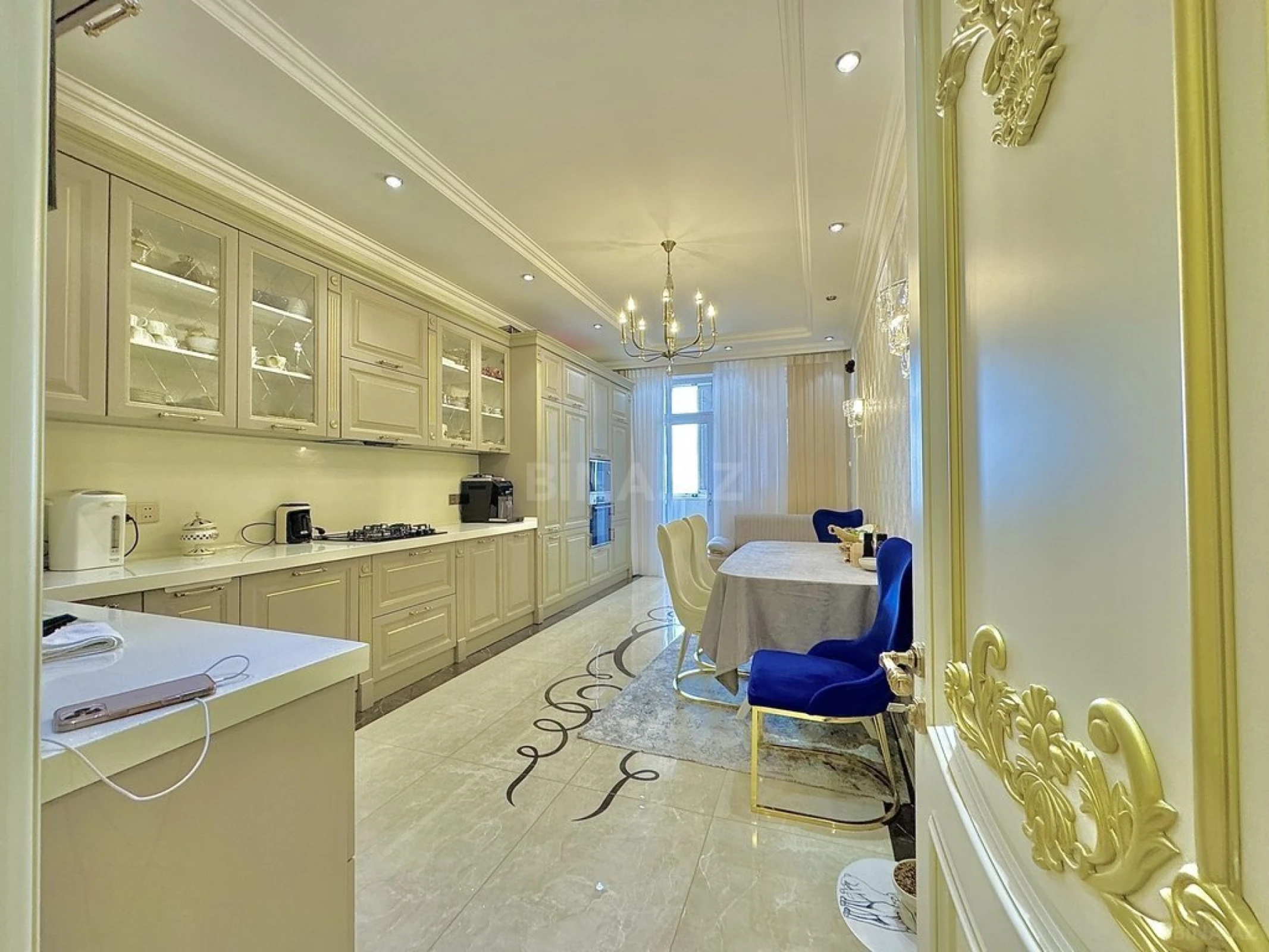 Satılır 4 otaqlı mənzil 220 m²