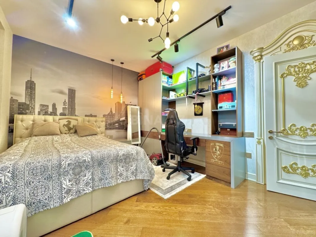 Satılır 4 otaqlı mənzil 220 m²