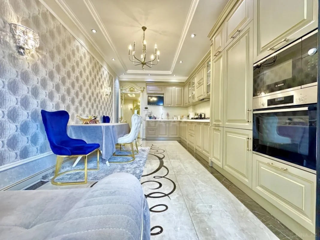 Satılır 4 otaqlı mənzil 220 m²