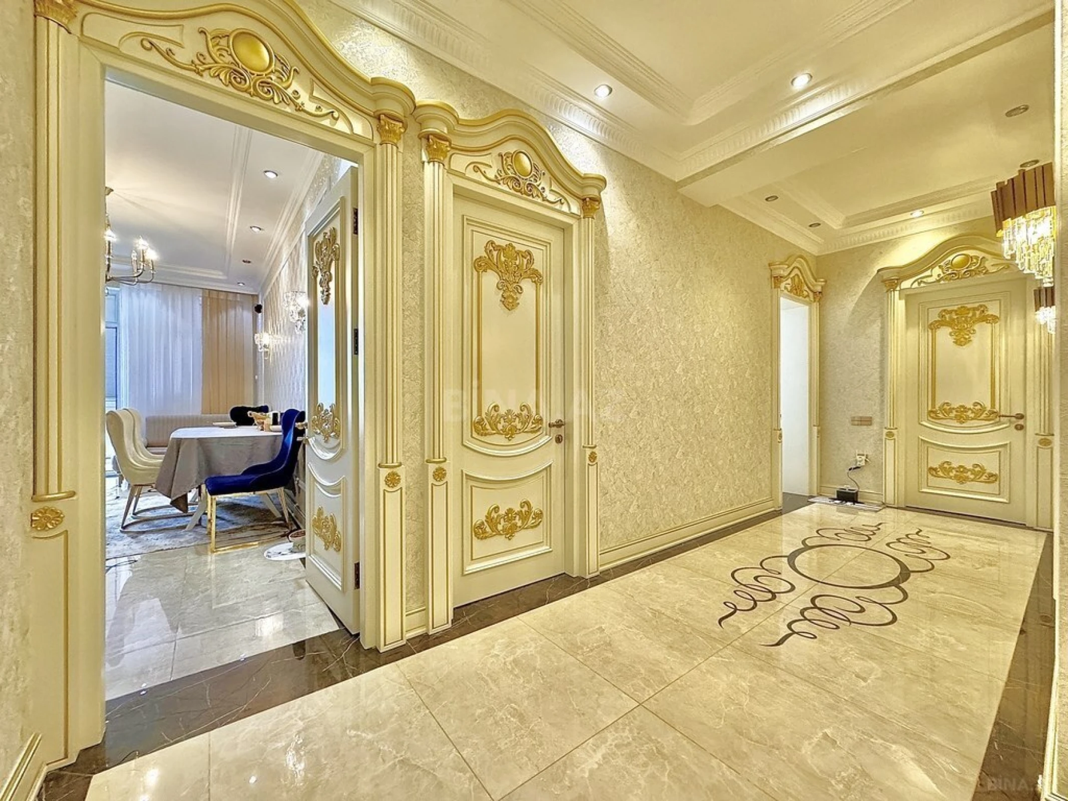 Satılır 4 otaqlı mənzil 220 m²