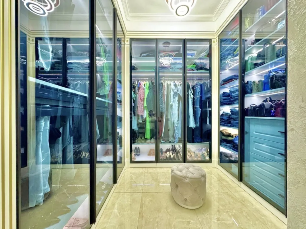 Satılır 4 otaqlı mənzil 220 m²