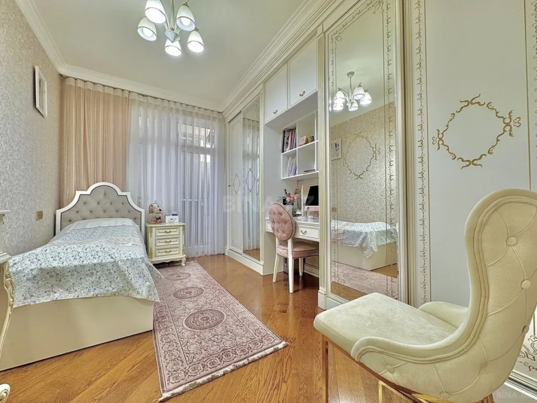 Satılır 4 otaqlı mənzil 220 m²