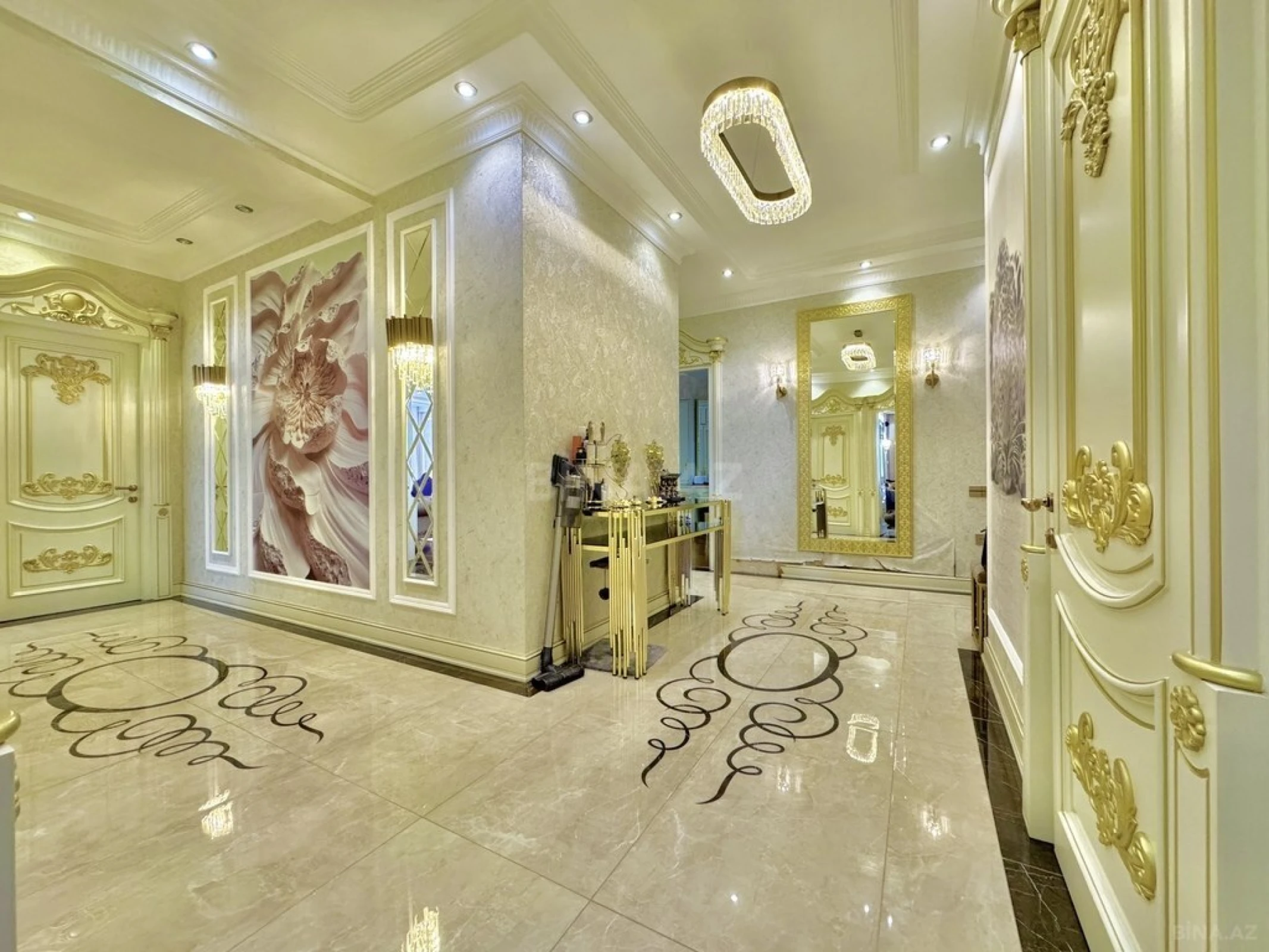 Satılır 4 otaqlı mənzil 220 m²