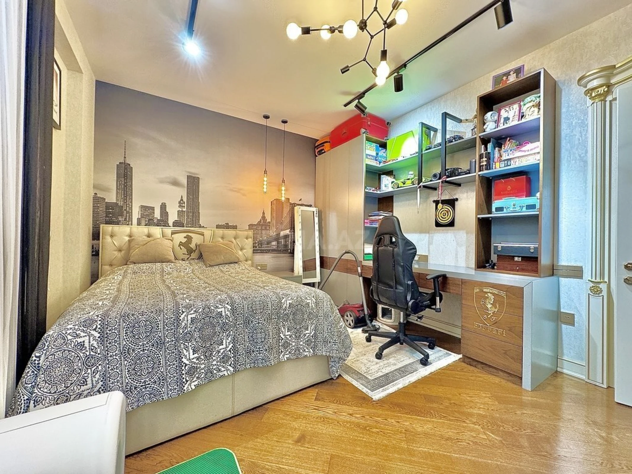 Satılır 4 otaqlı mənzil 220 m²